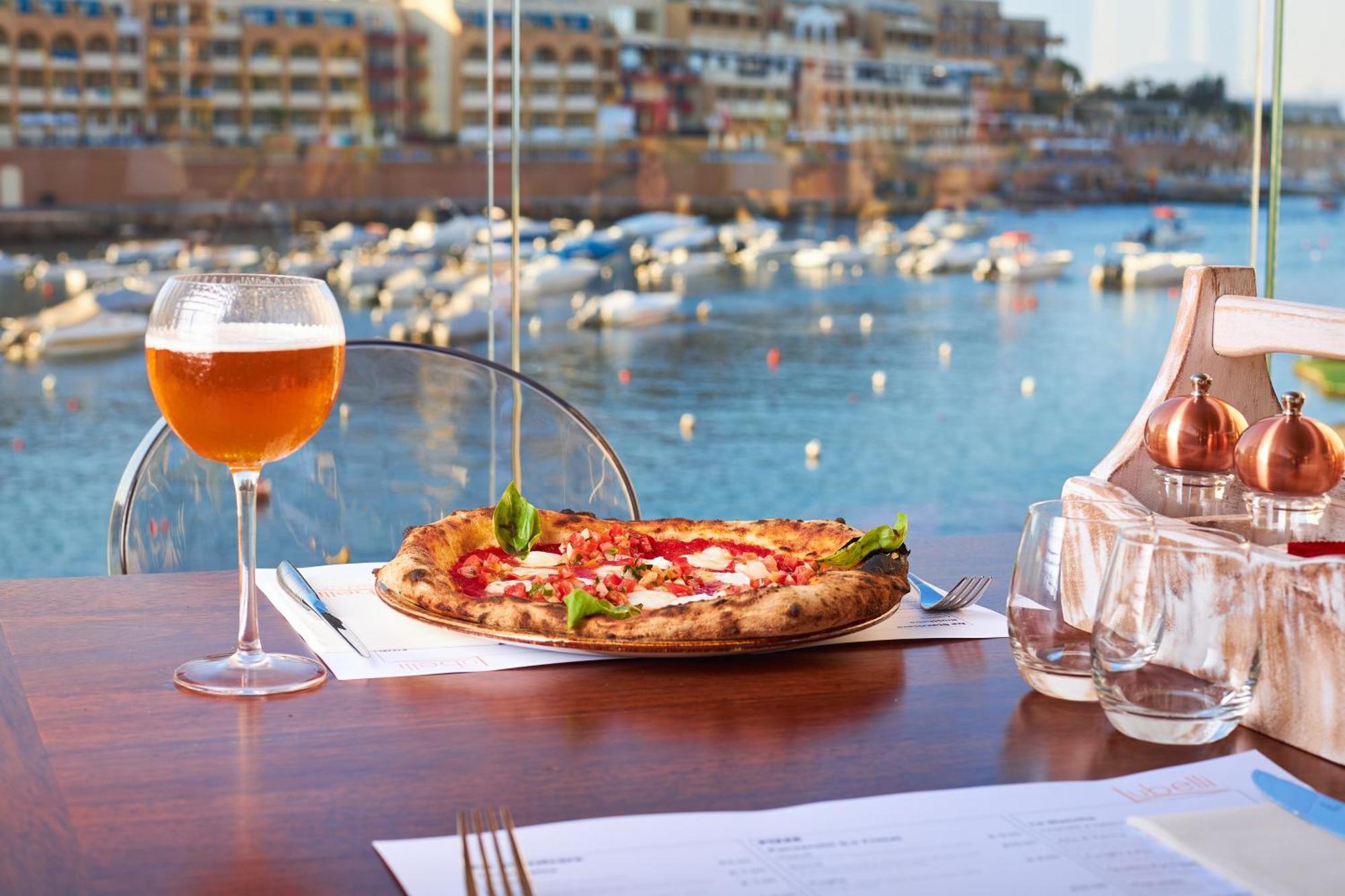 Intercontinental Malta By Ihg Hotel Saint Julian's Ngoại thất bức ảnh A glass of beer and a pizza