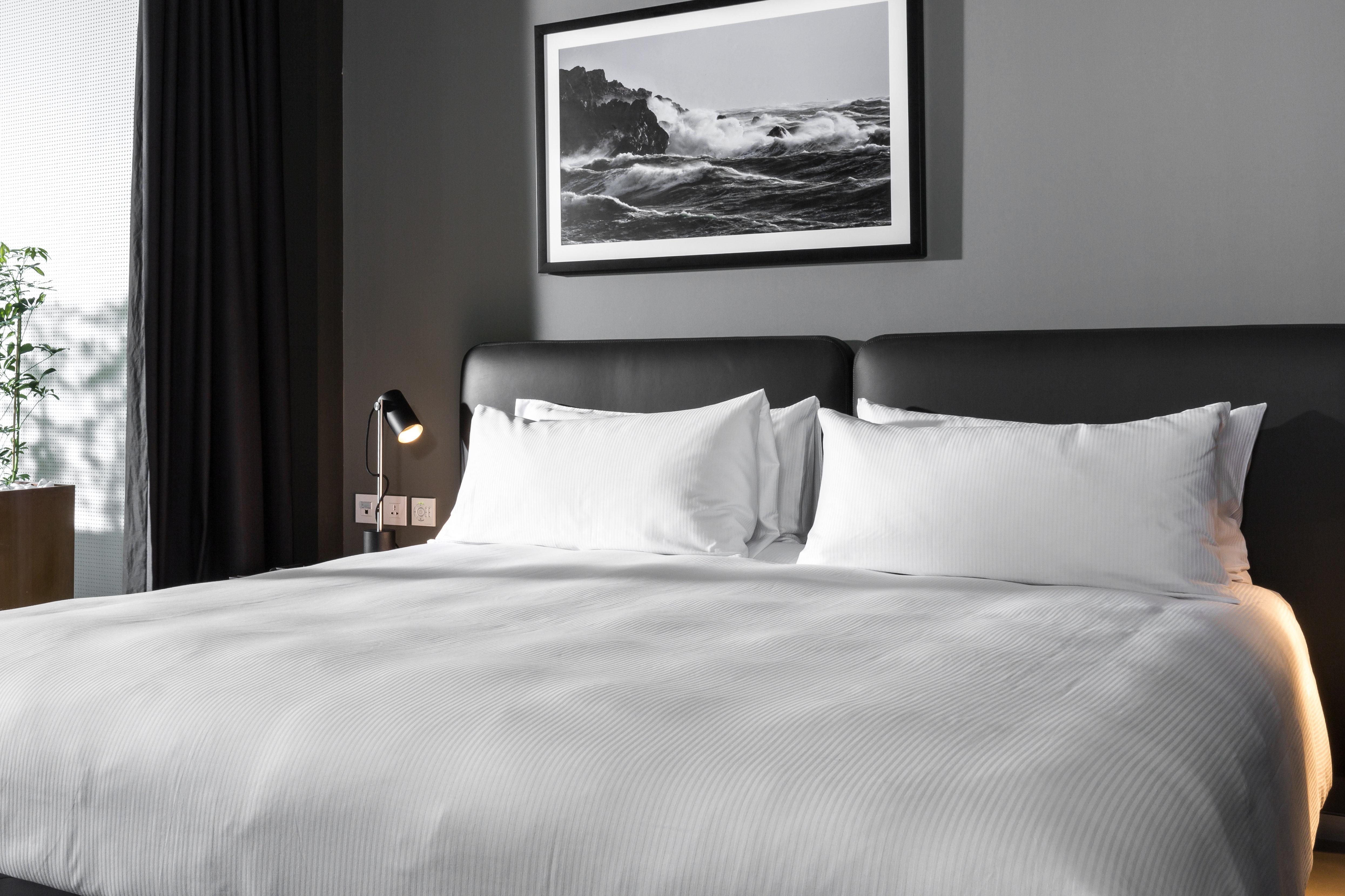 Intercontinental Malta By Ihg Hotel Saint Julian's Ngoại thất bức ảnh A bed with two pillows