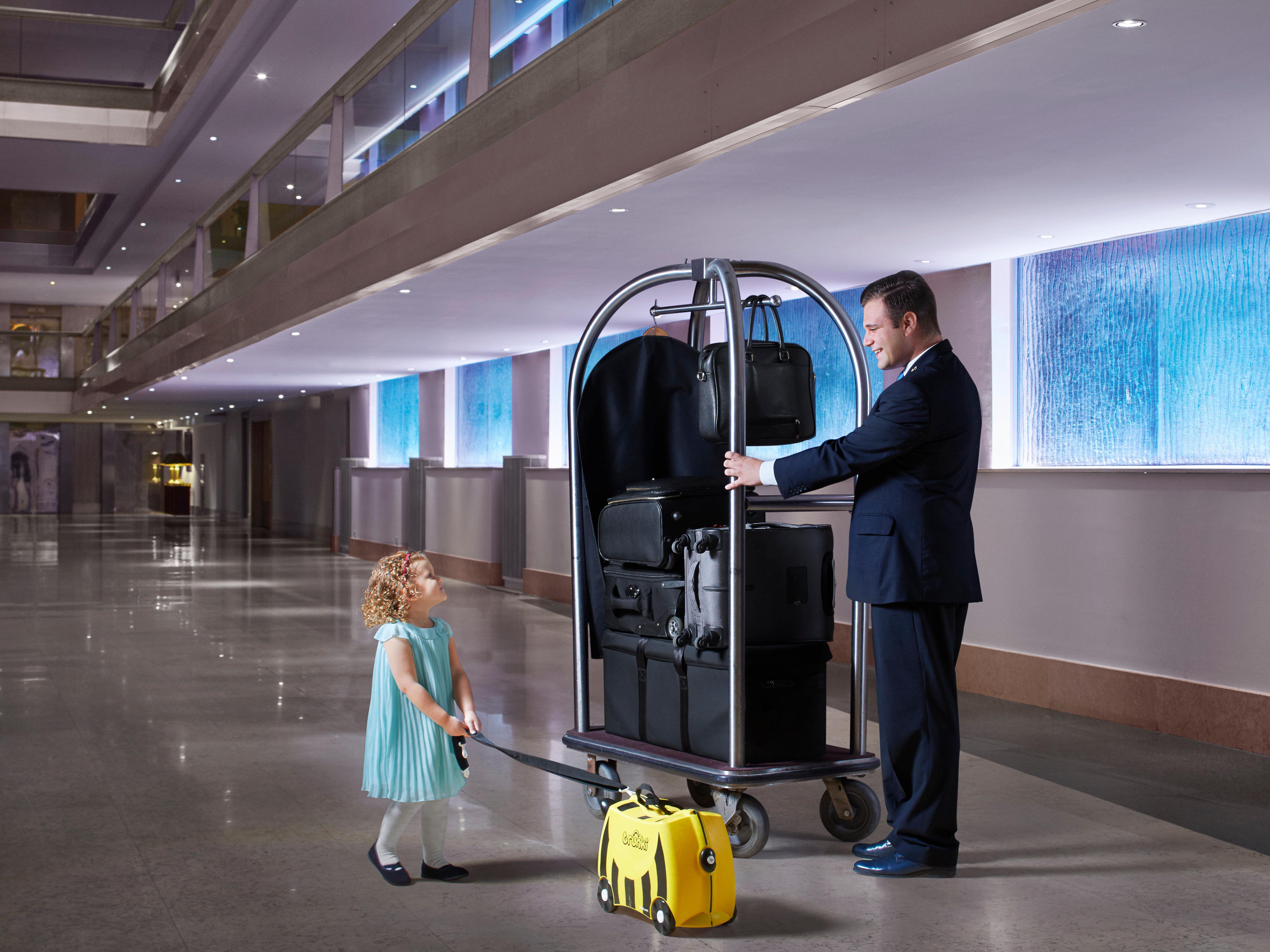 Intercontinental Malta By Ihg Hotel Saint Julian's Ngoại thất bức ảnh A bellboy with a luggage cart