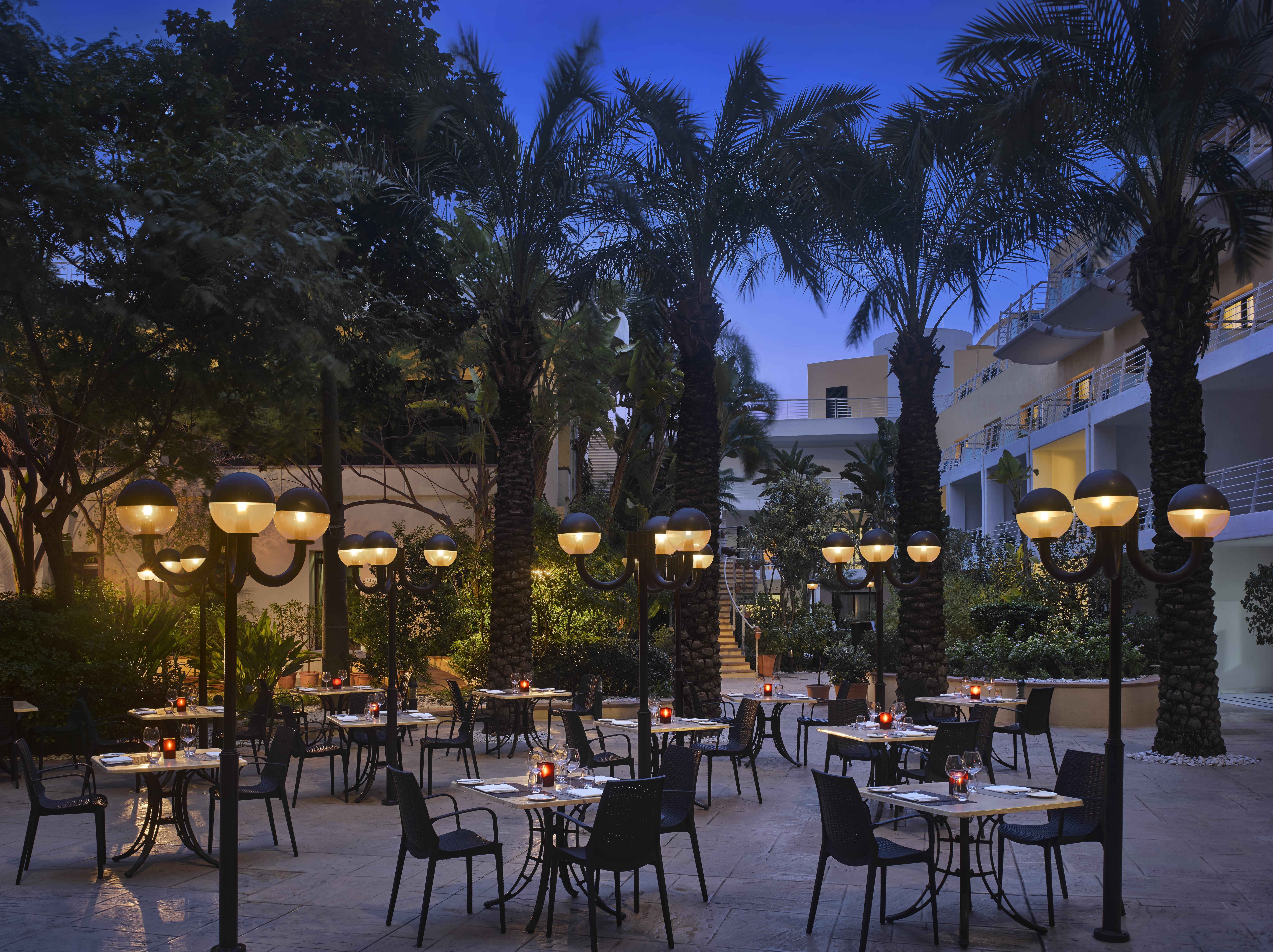 Intercontinental Malta By Ihg Hotel Saint Julian's Ngoại thất bức ảnh The hotel's courtyard