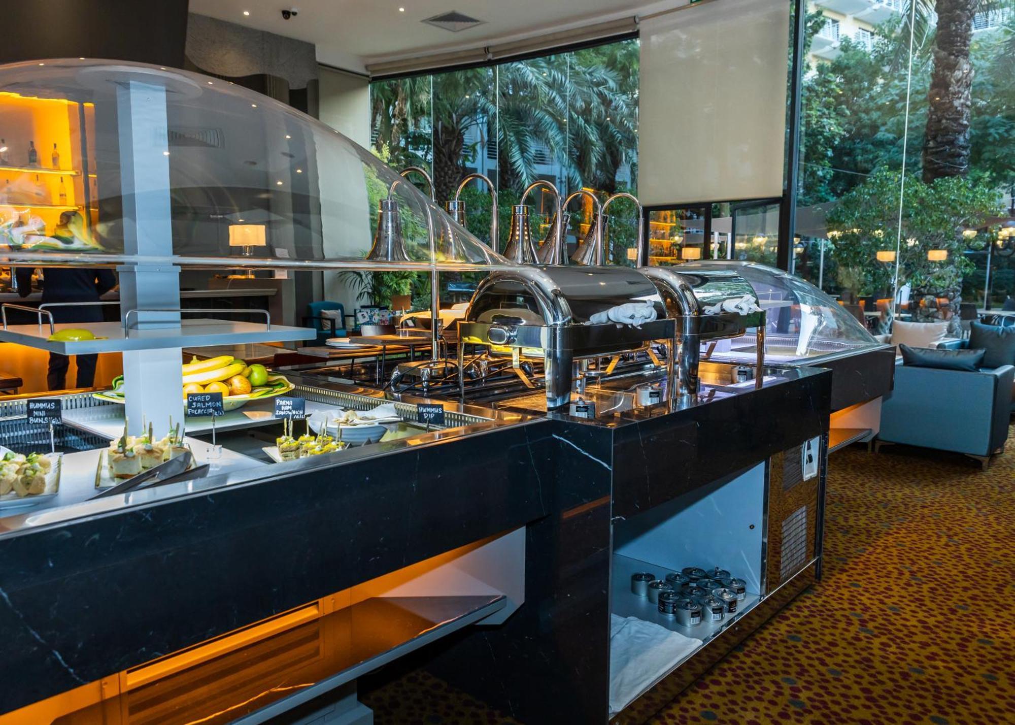 Intercontinental Malta By Ihg Hotel Saint Julian's Ngoại thất bức ảnh The buffet at the lobby