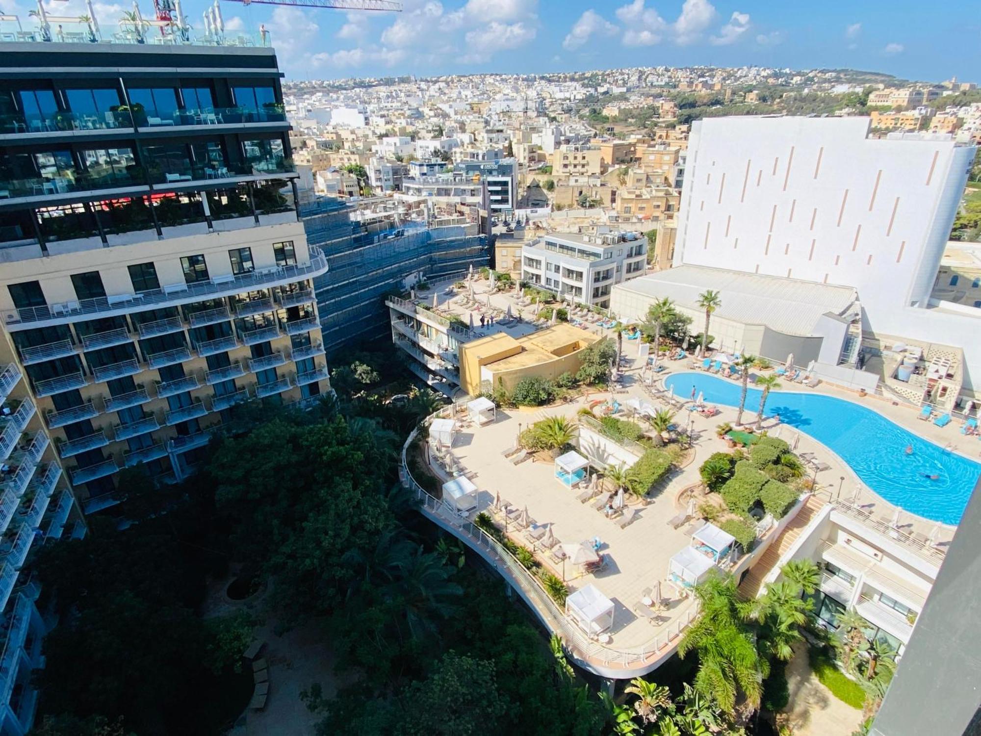 Intercontinental Malta By Ihg Hotel Saint Julian's Ngoại thất bức ảnh The hotel's pool area